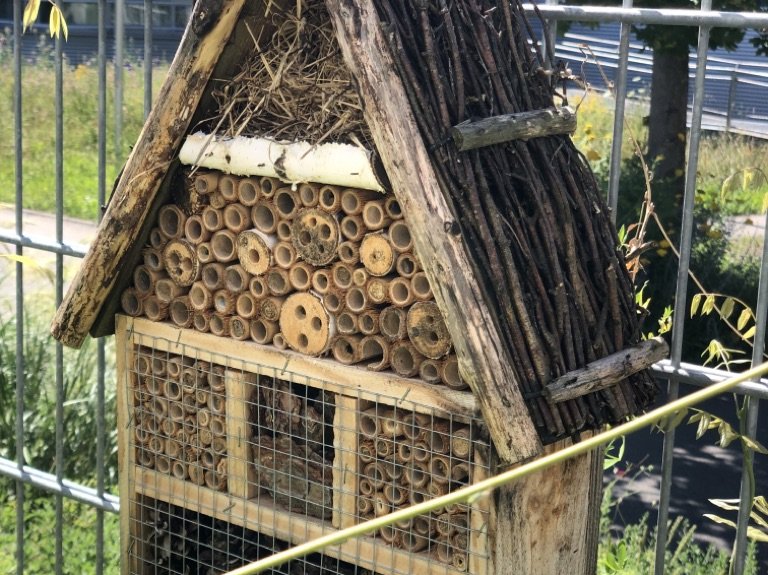 Insektenhotel in Form eines Häuschens